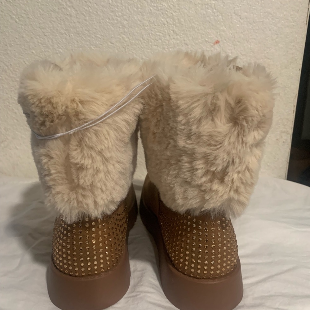 Brown Ankle Boots with Cream Fur Lining and Suede Material - Picture 3 of 10